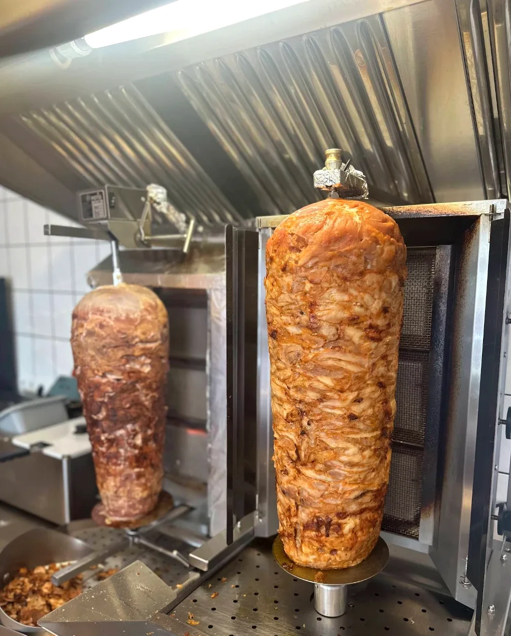 Zwei Spieße am Feuer.